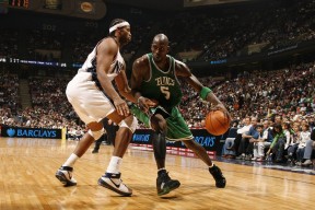 格林伍德凭借出色的防守反击和快速转守为攻，帮助袋鼠队逆转局势