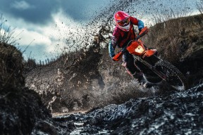 男子仰泳表现抢眼 创佳绩，仰泳精彩视频